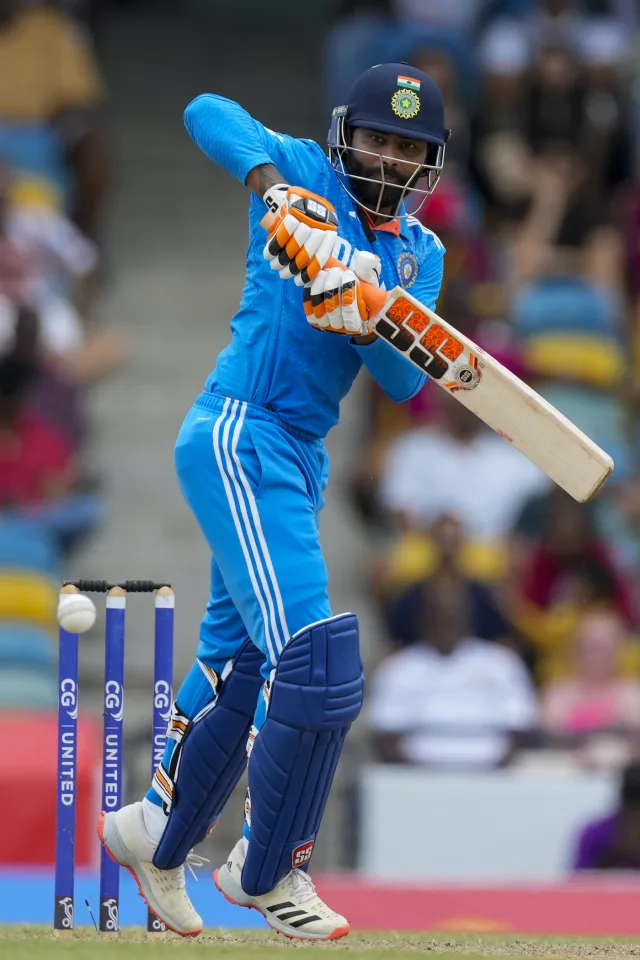 रवींद्र जडेजा: भारत के क्रिकेट सितारा चमक रहा है - नवीनतम समाचार और अपडेट्स